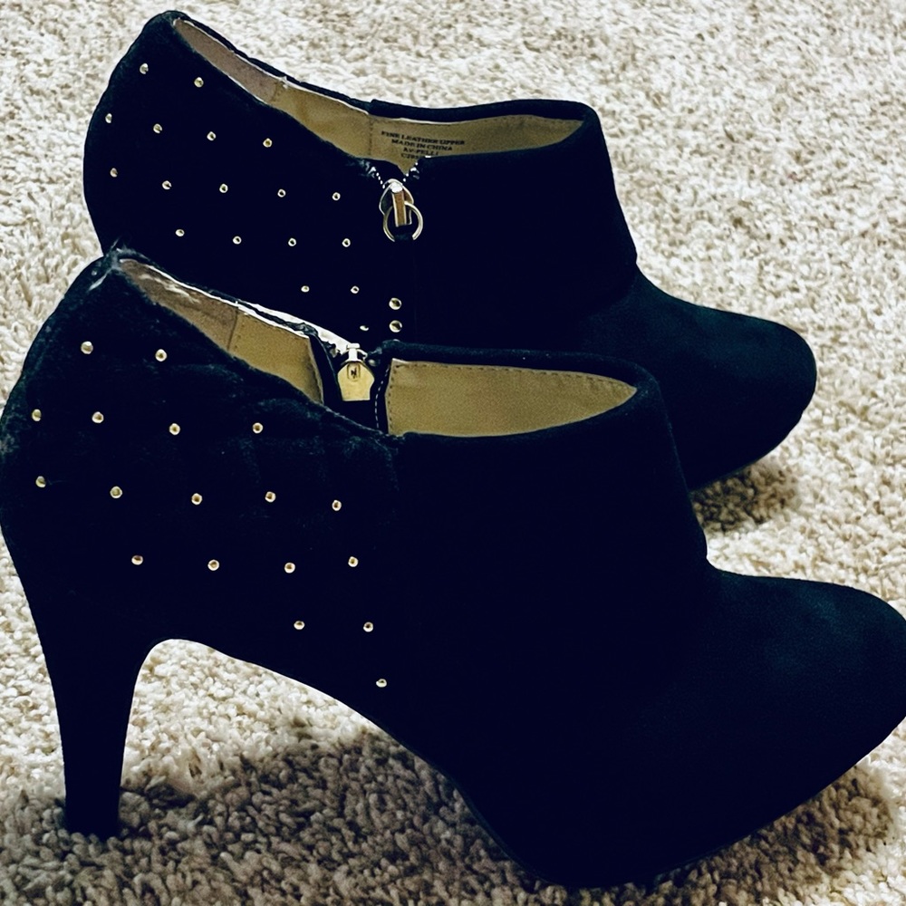 Adrienne Vittadini Black Suede Cuffed Studded Ankle Bootie stiletto 9-1/2 M EUC - Picture 2 of 16